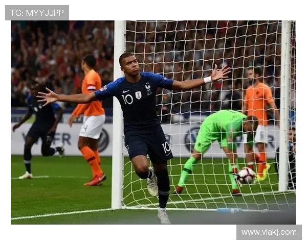 姆巴佩防守回追 姆巴佩防守回追